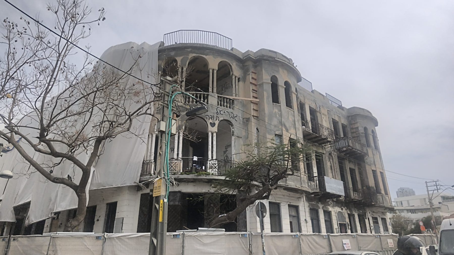 Commerce à Beit HaAmudim (la Maison des Colonnes), Nachalat Binyamin, Tel Aviv : 40 m² avec parking, immeuble strictement classé - נחלת בנימין, תל אביב - photo 4